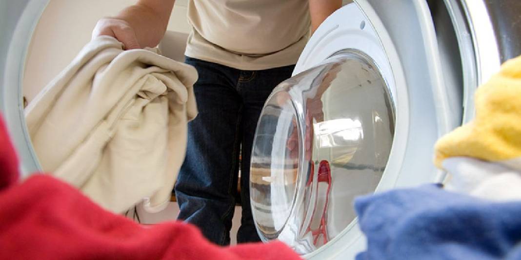 Makinenizi bu kıyafetler için kullanmayın! İşte çamaşır makinesinde yıkanmaması gereken kıyafetler 1